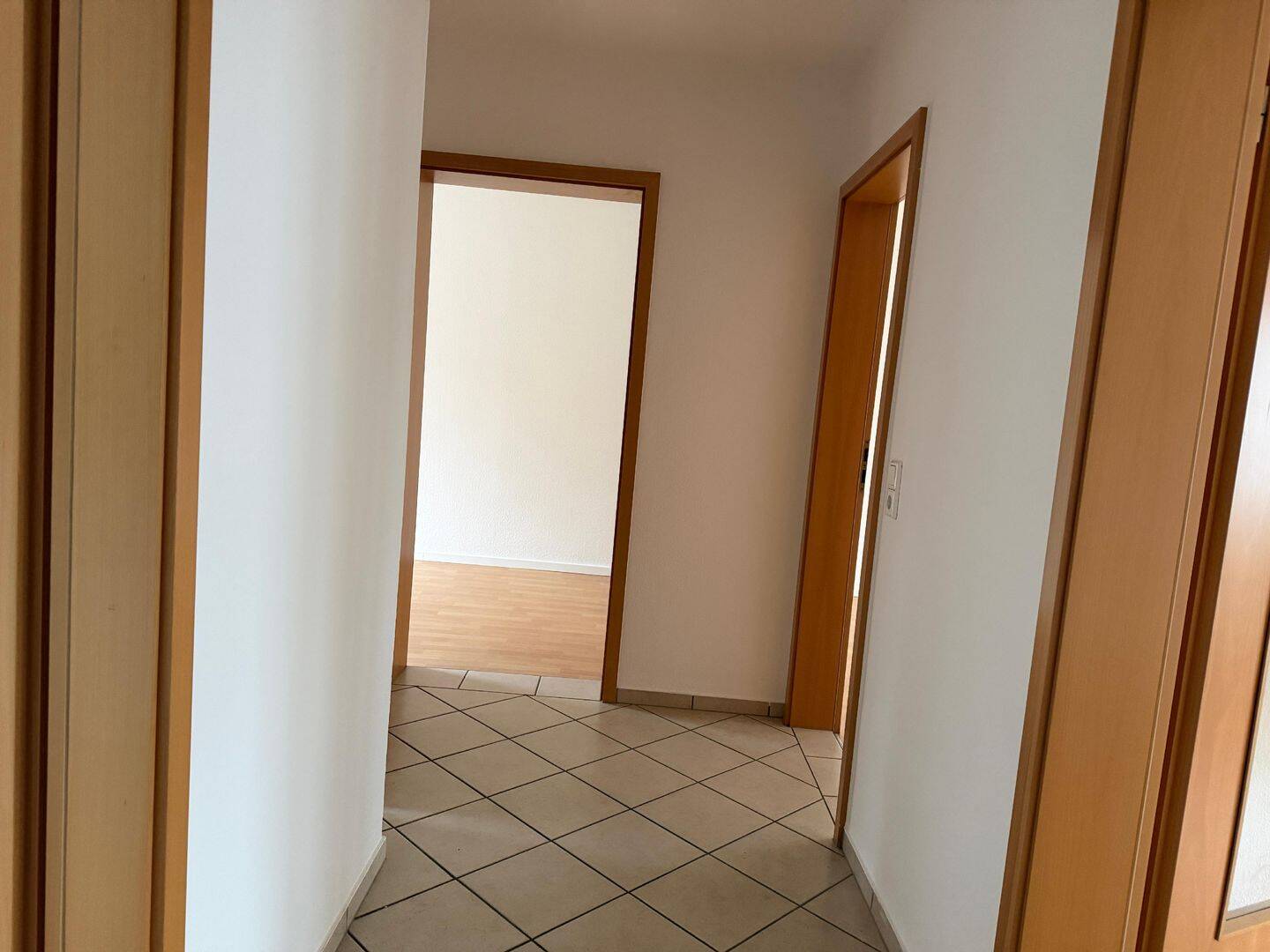 Bad mit Fenster, großer Balkon, mit Gartenantei, und Stellplatz – Chemnitz – Vorschaubild 4