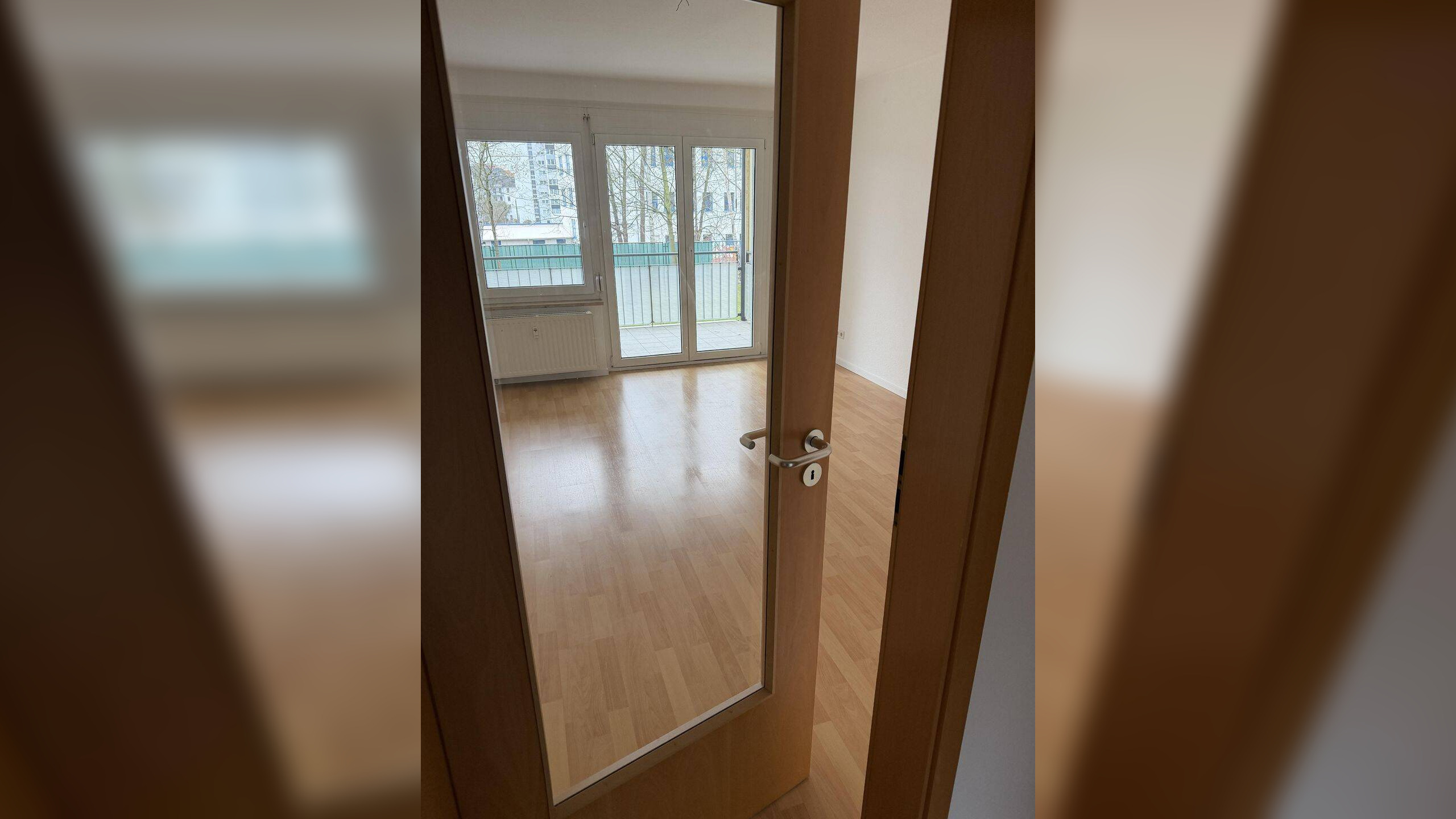 Bad mit Fenster, großer Balkon, mit Gartenantei, und Stellplatz – Chemnitz – Vorschaubild 5