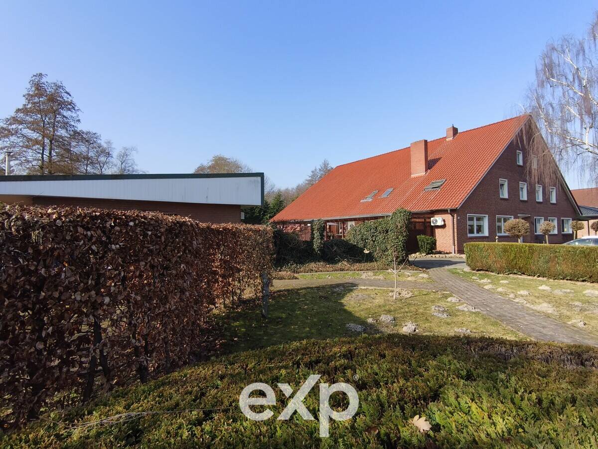 Exklusive Gelegenheit: Mehrparteienhaus mit drei Wohneinheiten auf großem Grundstück in Surwold, 26903 Surwold