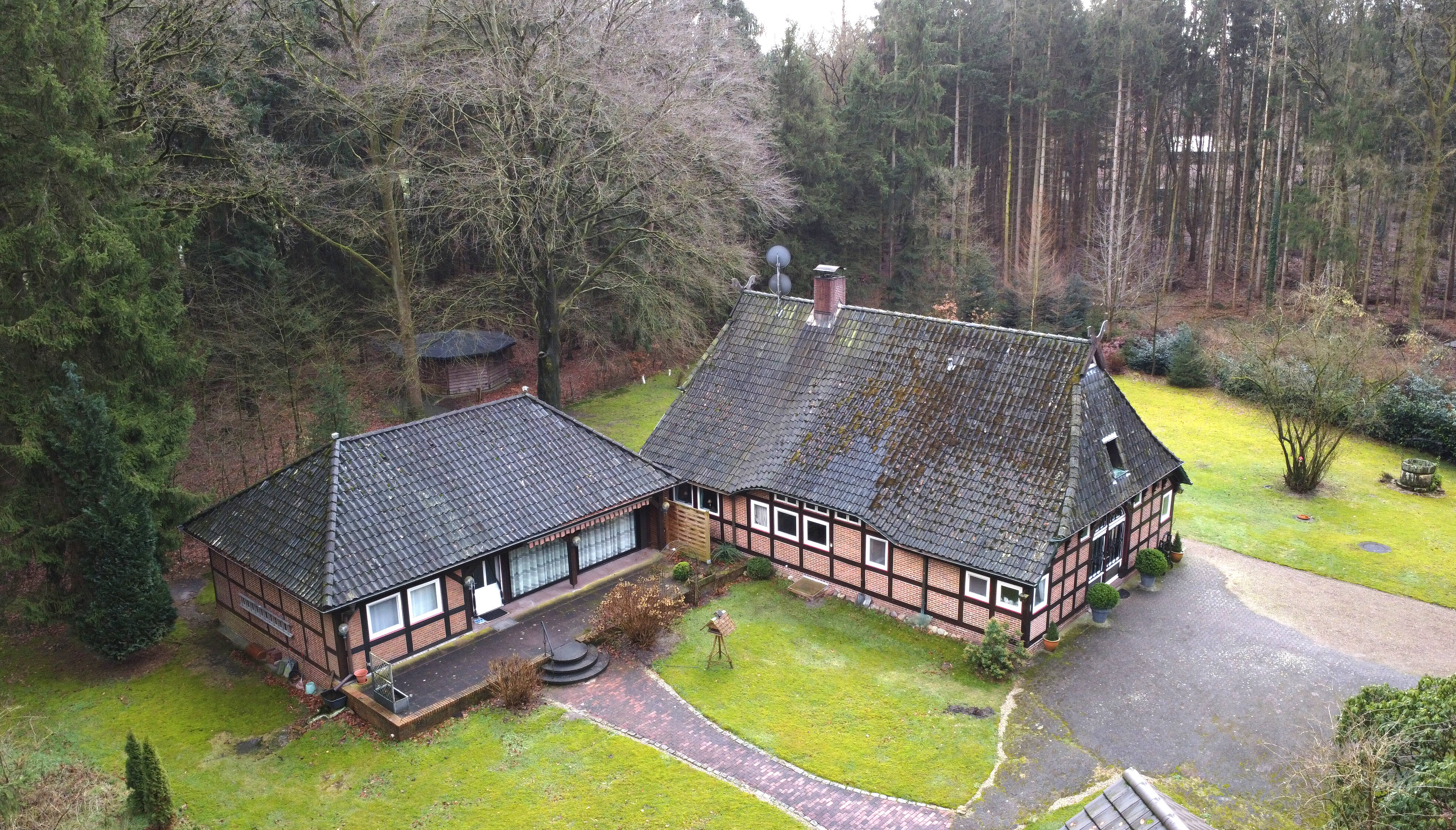 Alleinlage mit traumhaftem Waldgrundstück: Historisches Fachwerkhaus mit separatem Bungalow, 27386 Hemsbünde