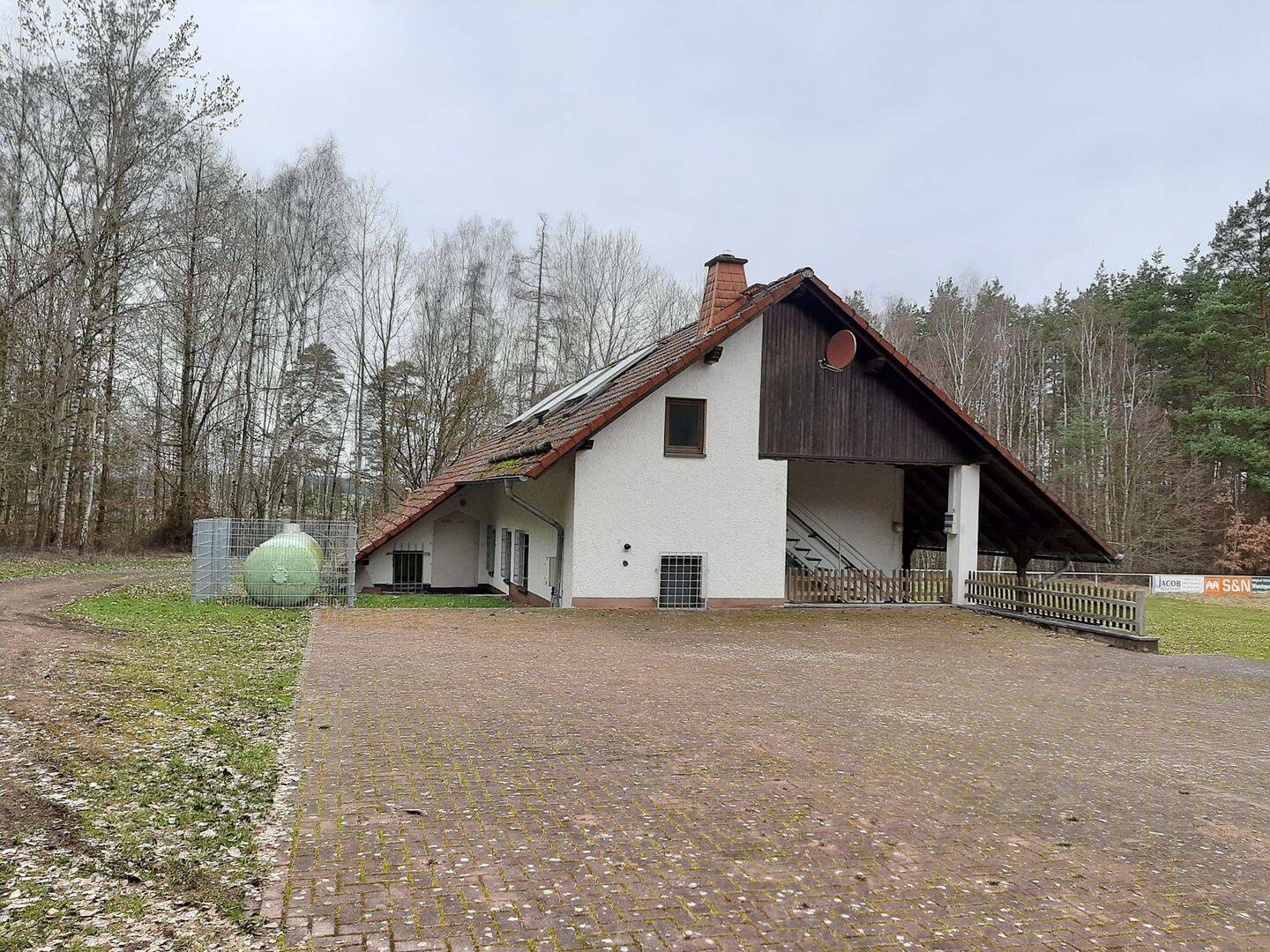 Sportlerheim mit Sportplatz im OT Zillbach zu verkaufen, 98590 Schwallungen