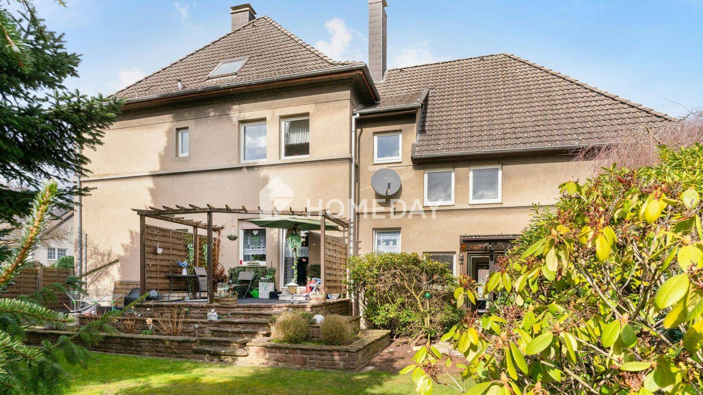 Charaktervolles Dreifamilienhaus auf 1.239 m² Grundstück mit zusätzlicher Bebauungsoption, 32107 Bad Salzuflen