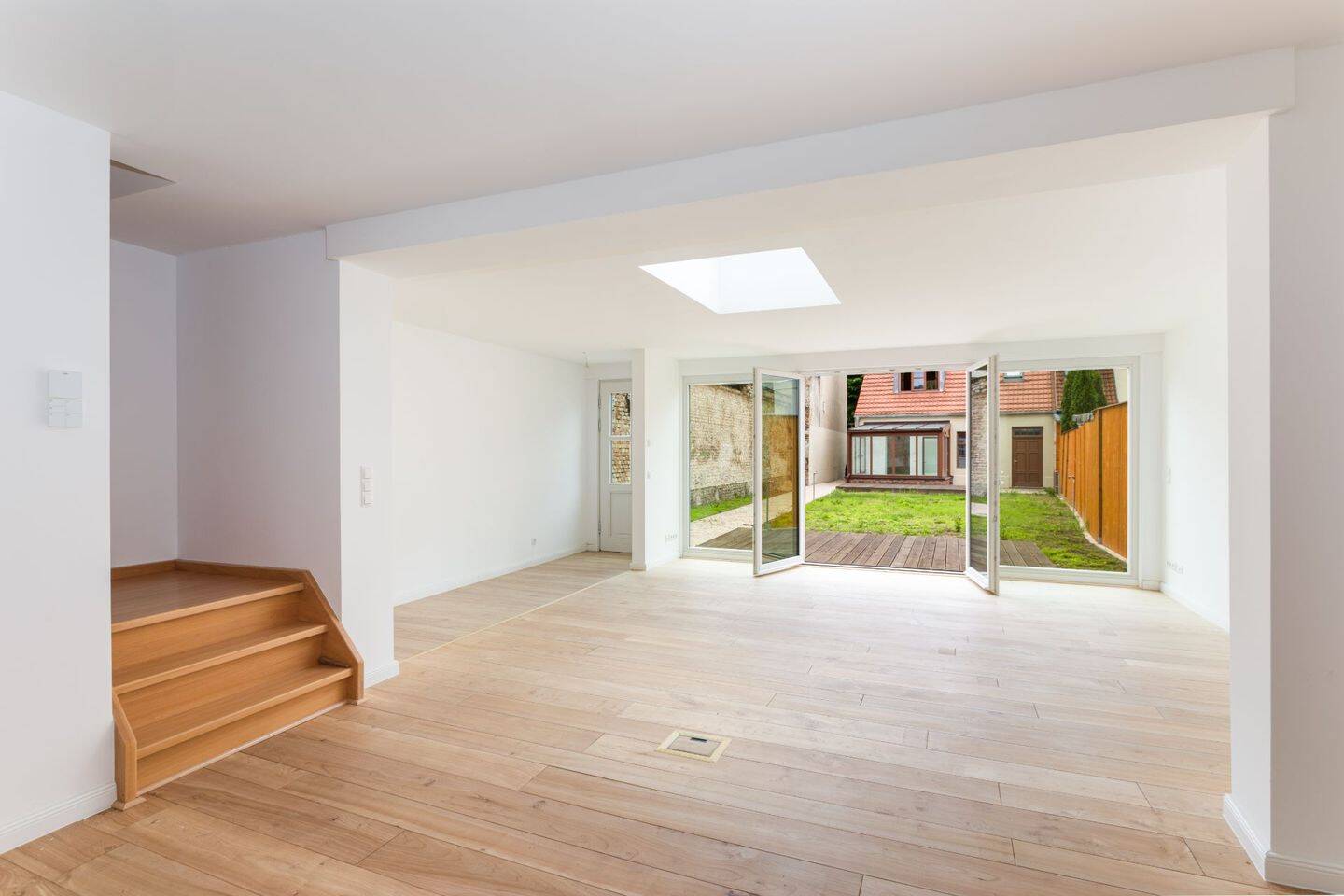 Stilvolles Wohnen mit Gartenidylle – modernes Rückzugsrefugium im ruhigen Innenhof