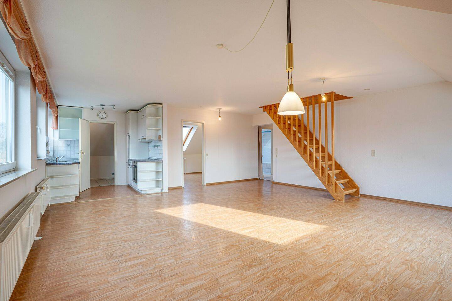Husby: Sonnige Dachgeschosswohnung mit großzügiger Raumaufteilung, Keller und Stellplatz, 24975 Husby