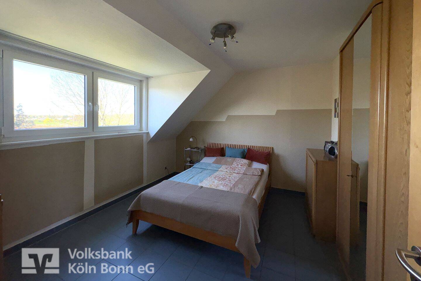 Weiß – Schöne, helle Maisonette-Dachgeschosswohnung mit Stellplatz – 50999 Köln – Vorschaubild 3