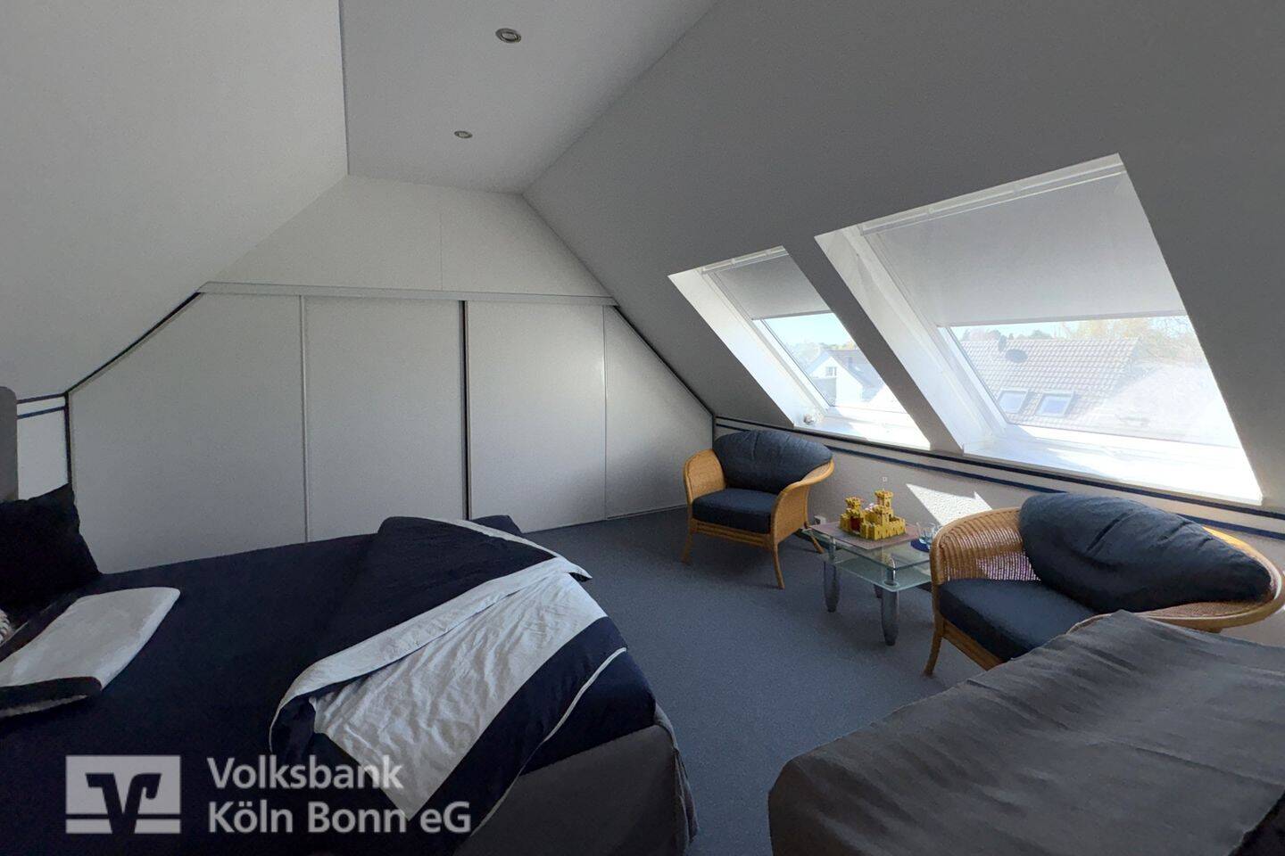 Weiß – Schöne, helle Maisonette-Dachgeschosswohnung mit Stellplatz – 50999 Köln – Vorschaubild 4