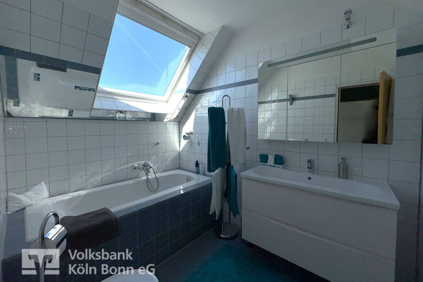 Weiß – Schöne, helle Maisonette-Dachgeschosswohnung mit Stellplatz – 50999 Köln – Vorschaubild 5