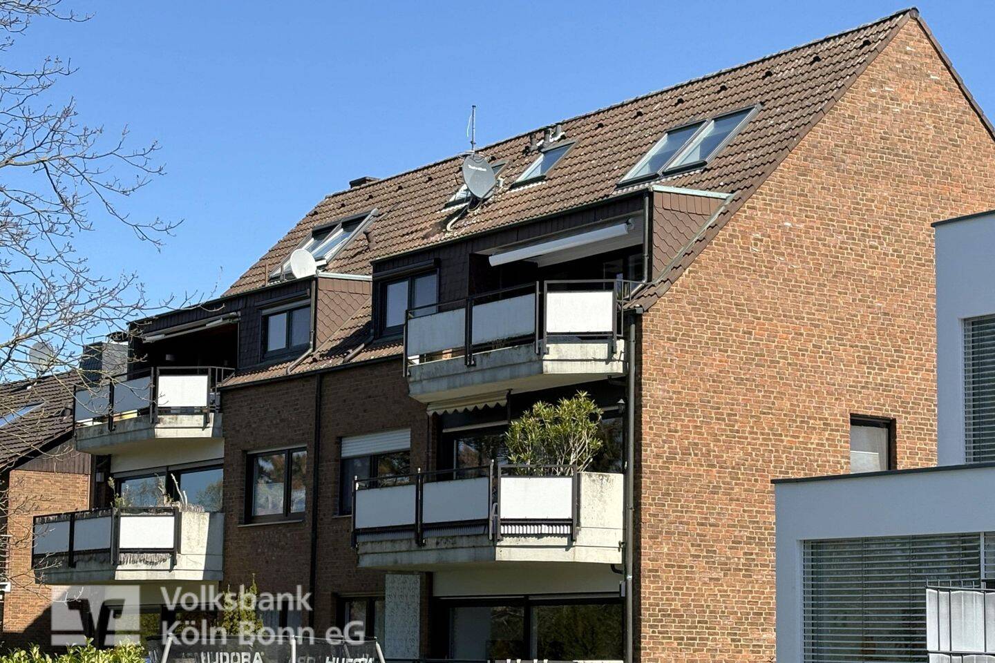 Weiß – Schöne, helle Maisonette-Dachgeschosswohnung mit Stellplatz – 50999 Köln – Vorschaubild 6
