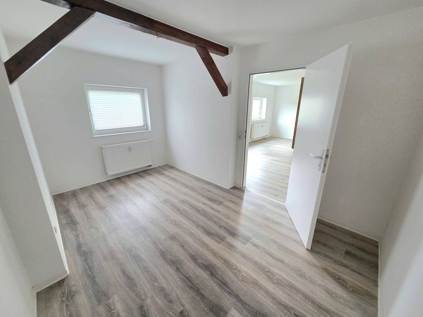 Gemütliche 3-Zimmer-Dachgeschosswohnung mit Sichtbalken in Chemnitz-Hilbersdorf! – Chemnitz – Vorschaubild 4
