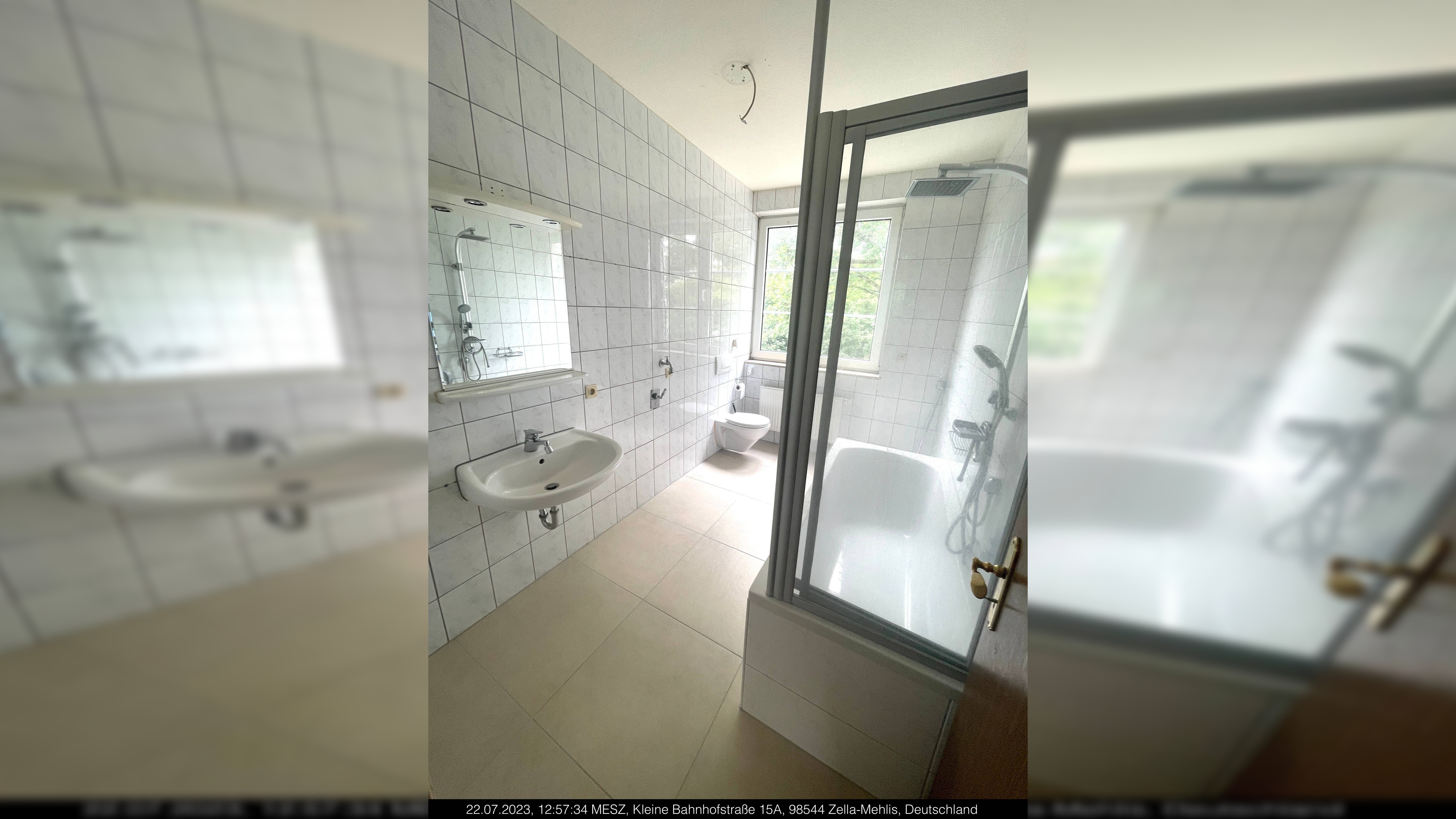 Barrierefreie 1-Raum-Wohnung mit einem raumhoch gefliesten Tageslichtbad mit Badewanne und einem Aufzug-Fenster mit Jalousien, 98544 Zella-Mehlis