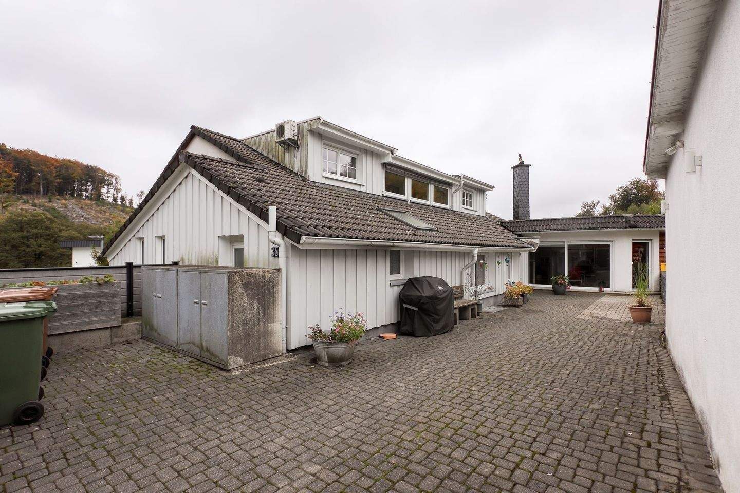 Attraktives Mehrfamilienhaus mit 3 Wohneinheiten, großem Grundstück & Garagen – vielseitig nutzbar in Lüdenscheid – Pöppelsheim, 58509 Lüdenscheid