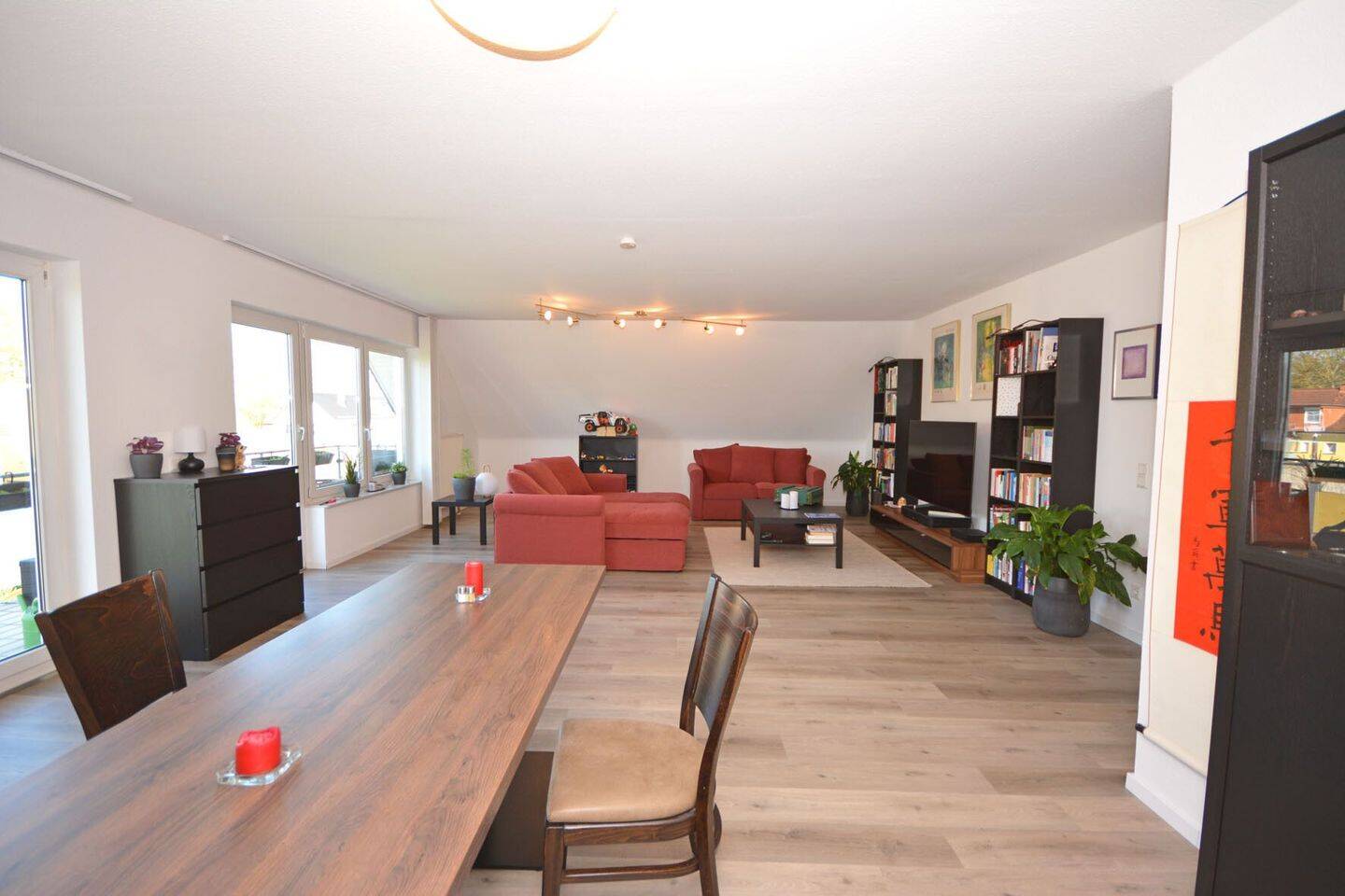 Bezugsfrei: Großzügige Dachgeschosswohnung mit Balkon, Carport und Stellplatz in Niederkassel-Rheidt, 53859 Niederkassel