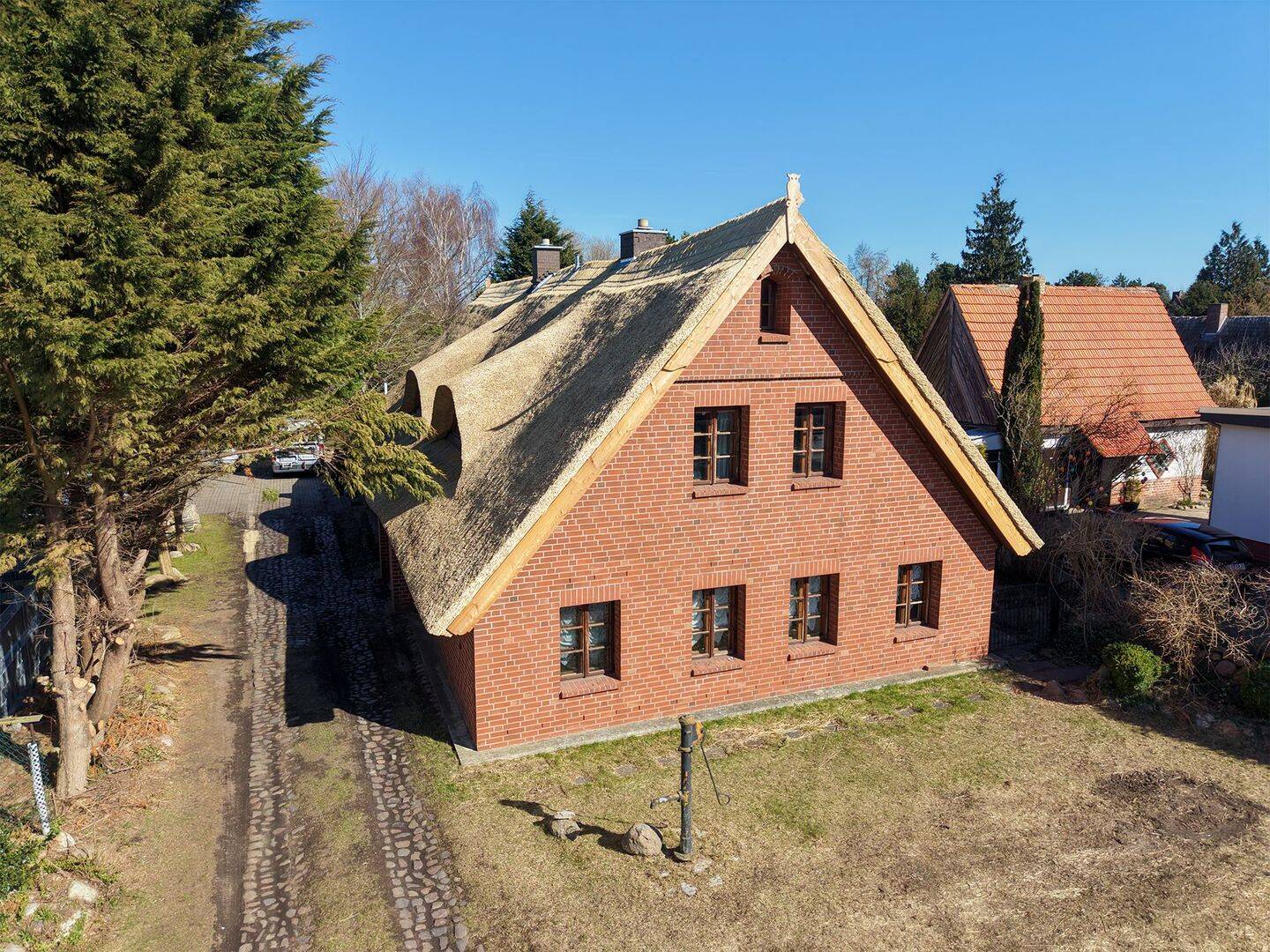 Reetdachhaus mit vier Wohneinheiten und großem Grundstück, 18569 Trent