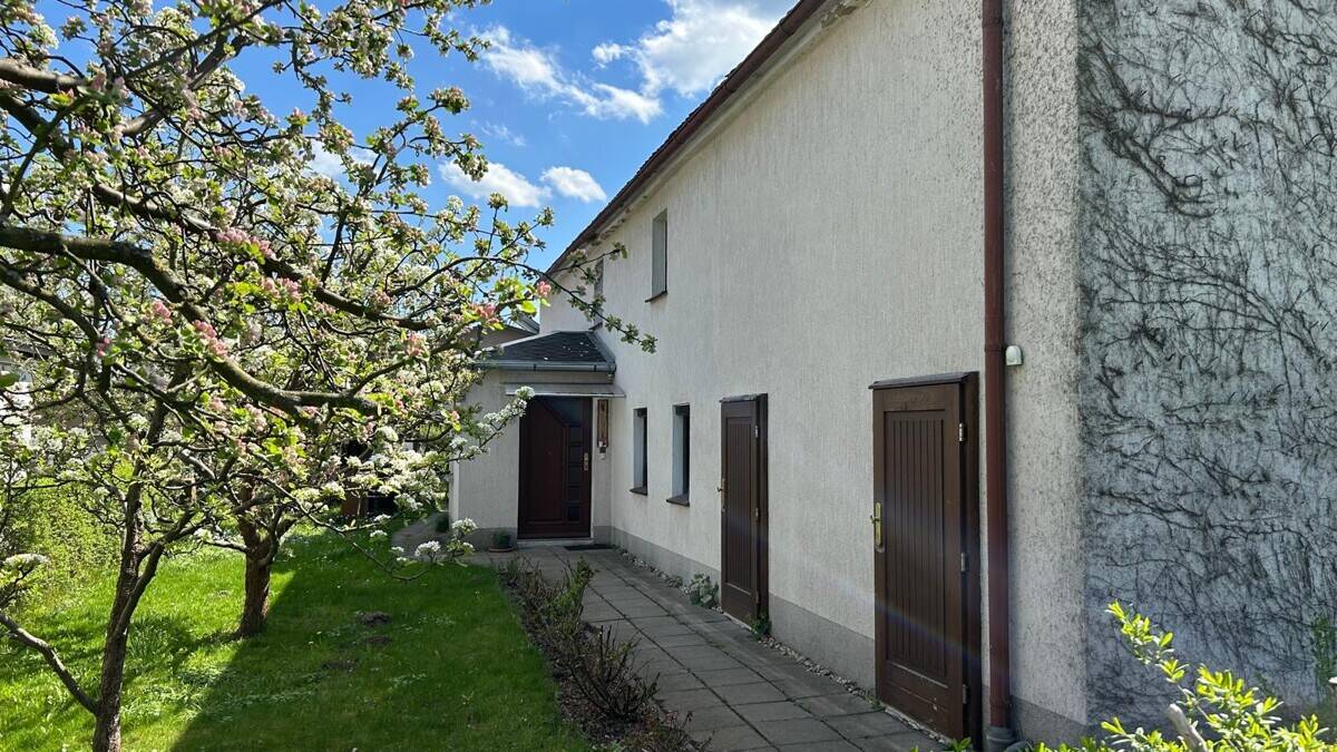 Wohnhaus mit Garage, 2708 Dürrhennersdorf