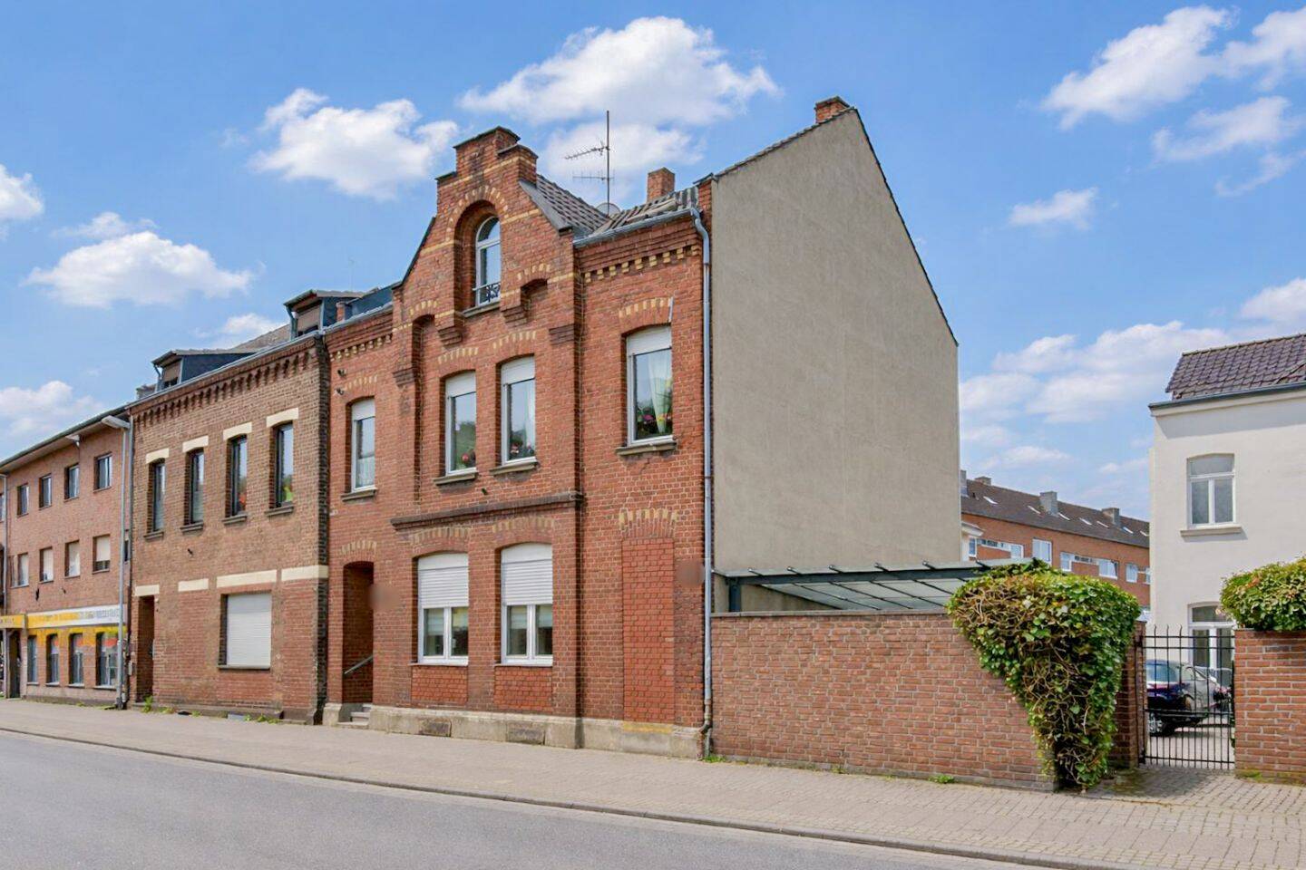 Attraktives Zweifamilienhaus in zentraler Lage von Willich, 47877 Willich