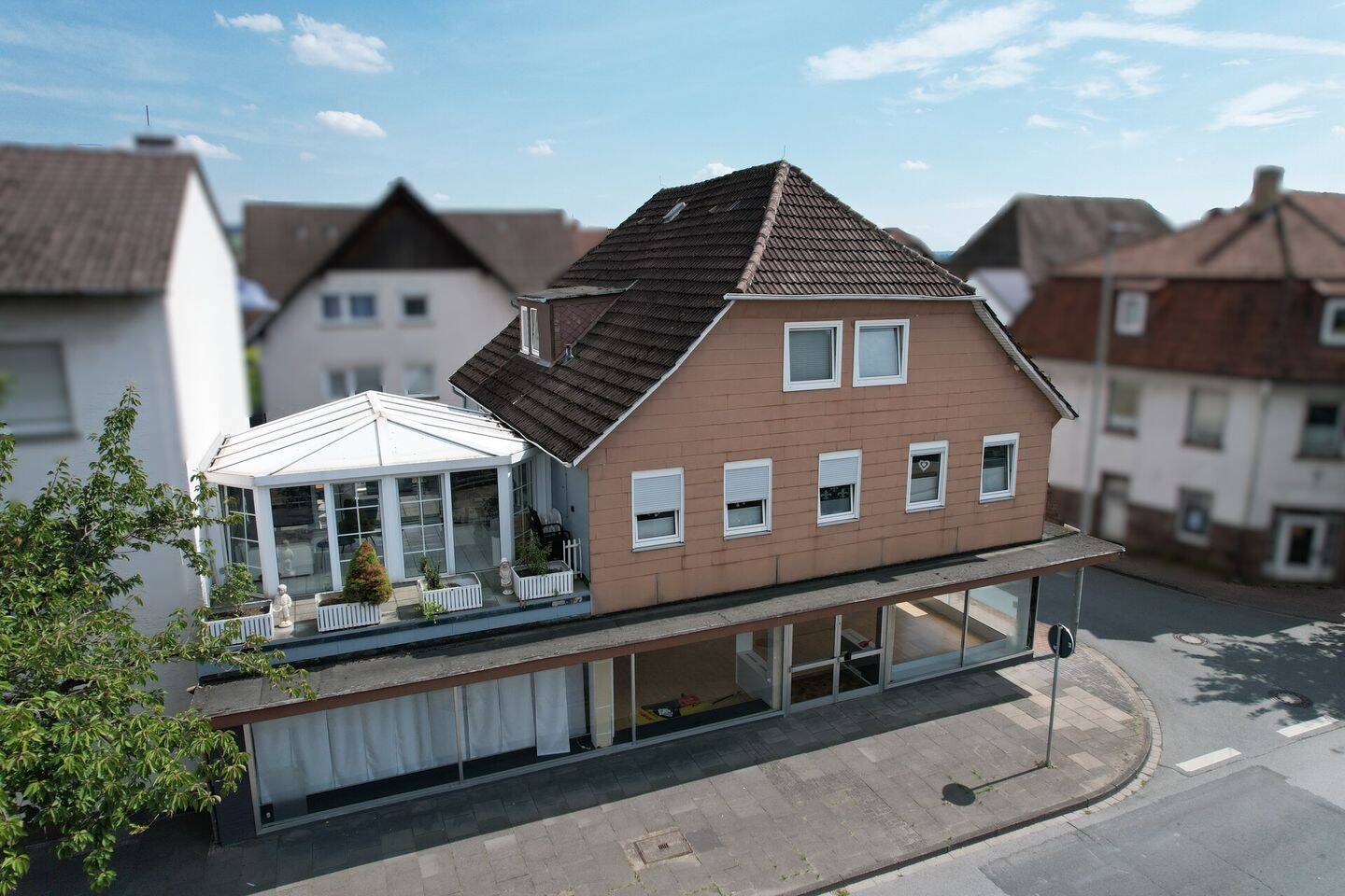 Provisionsfrei: Einfamilienhaus mit renovierter Gewerbeeinheit in Beverungen, 37688 Beverungen