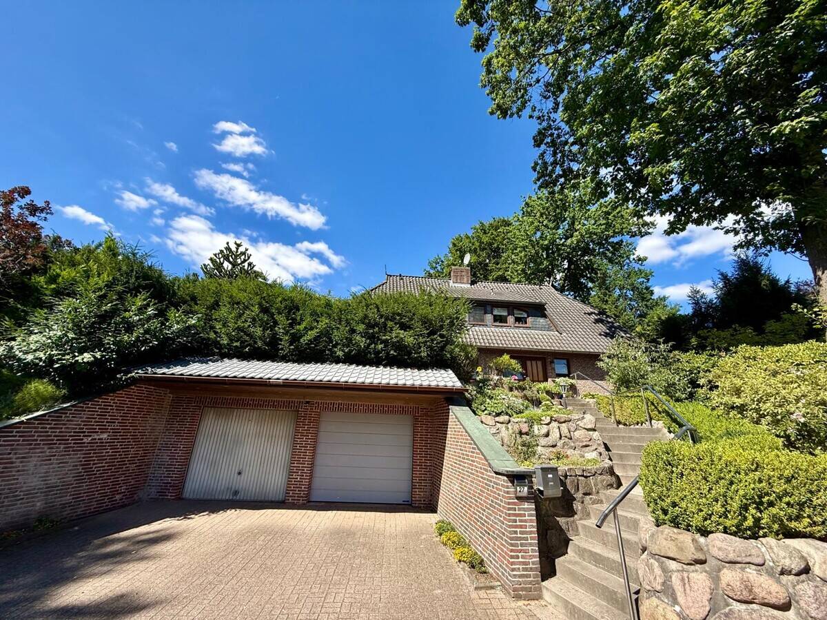 Haus mit 2 abgeschlossenen Wohnungen und jeweils eigenem Gartenanteil in begehrter Lage von Buchholz als Anlageobjekt., 21244 Buchholz in der Nordheide