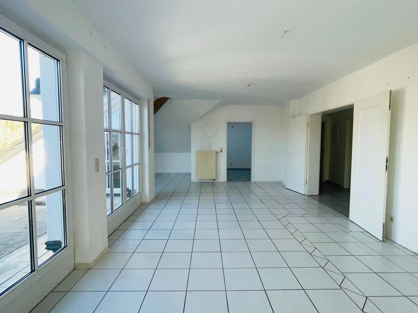 Großzügige Dachgeschosswohnung mit Panoramablick in Sundern, 59846 Sundern (Sauerland)