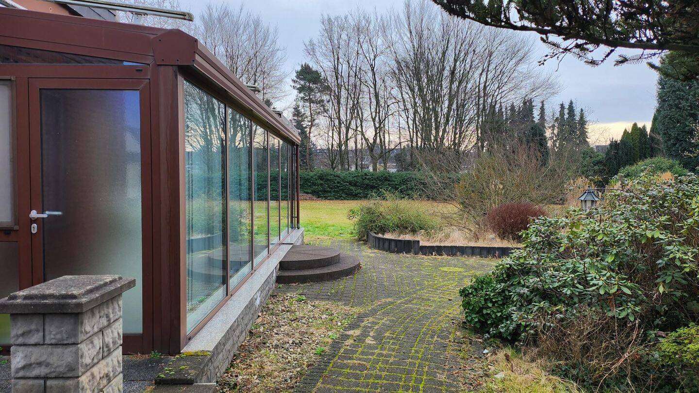 Bungalow im Grünen in zweiter Reihe auf rd. 3.500 m² großem Grundstück mit mehreren Garagen in zentraler Lage im Städtetriangel OB/MH/E!, 46045 Oberhausen