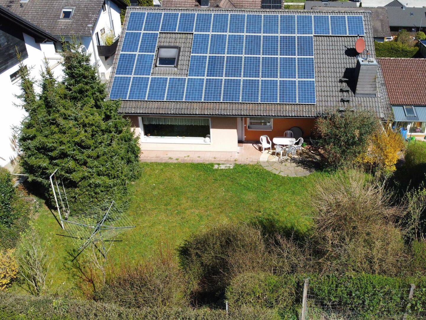 Saniertes Einfamilienhaus mit Einliegerwohnung, Wärmepumpe & PV in ruhiger Wiesenrandlage, 63849 Leidersbach