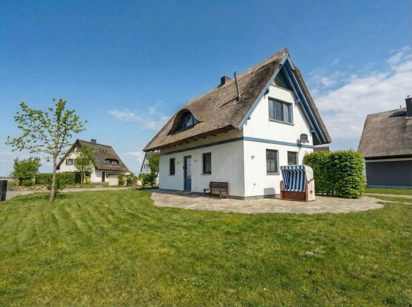 Traumhafter Seeblick: Individuelles Ferienhaus unter Reet in naturnaher Lage, 18569 Neuenkirchen