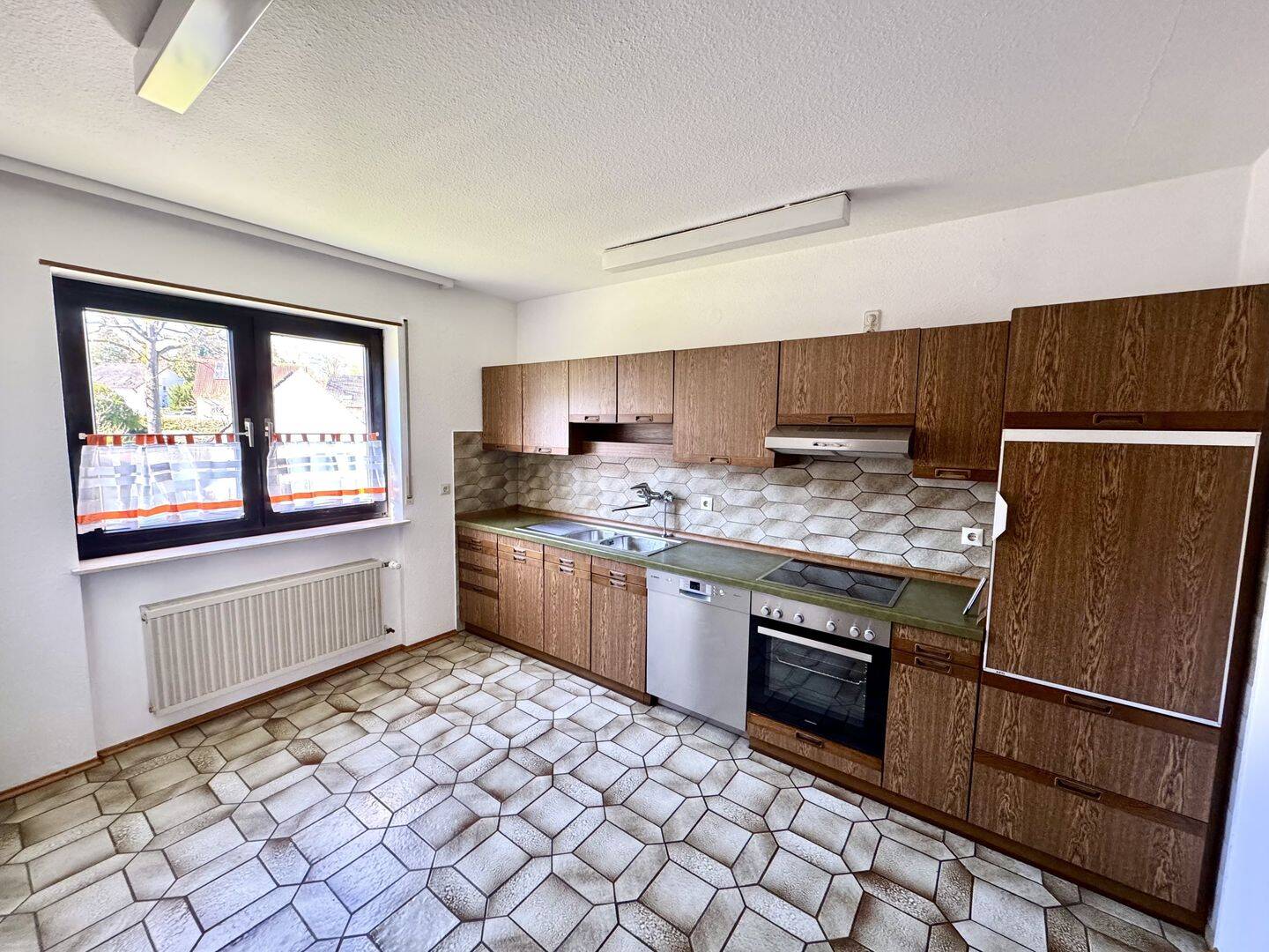 Kaiserslautern-Erfenbach – Freistehendes Einfamilienhaus mit 2 Garagen und großem Garten, 67659 Kaiserslautern (Erfenbach Erlenbach Innenstadt Morlautern)