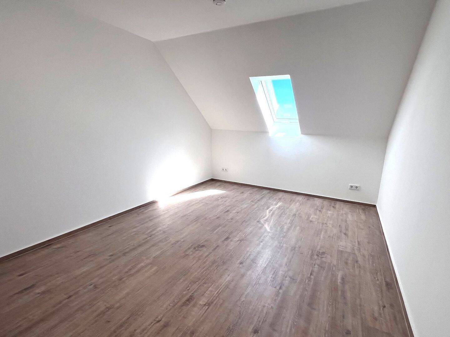 Wunderschöne DG-Wohnung – EBK – Balkon – PKW-SP – Garten, 4668 Grimma