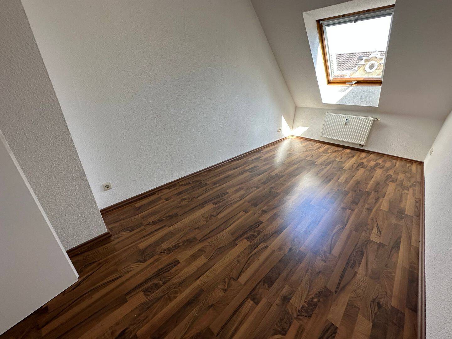 EBK Abkauf mögl. + sonniger Balkon an der Küche + im DG !