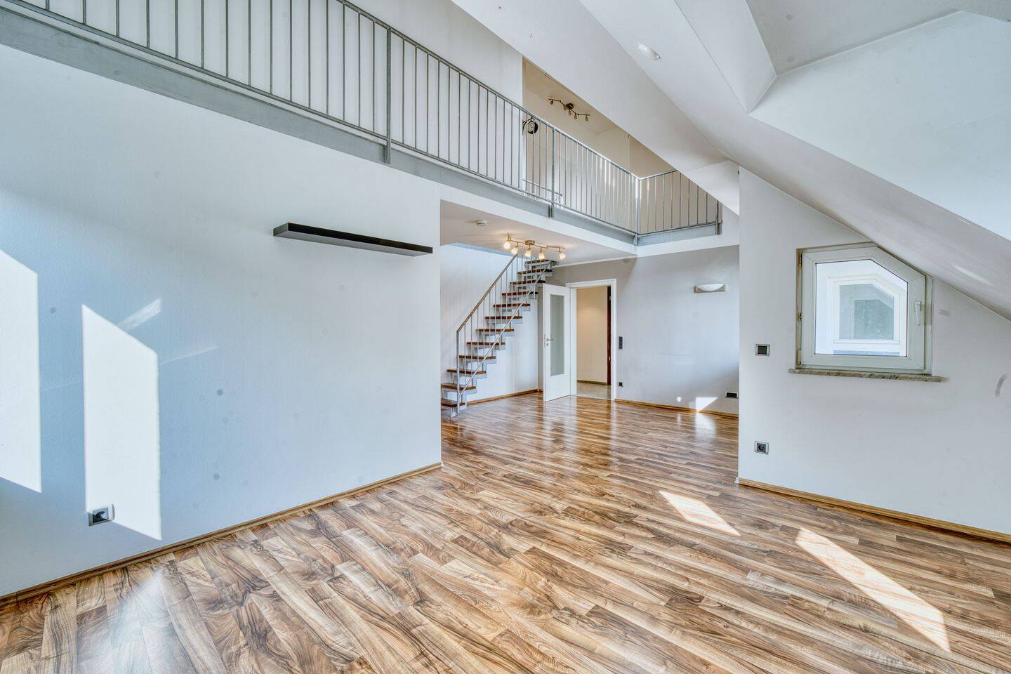 Stillvolle, helle 5-Zimmer-Maisonette in Erding mit Dachterrasse & außergewöhnlichem Raumgefühl, 85435 Erding