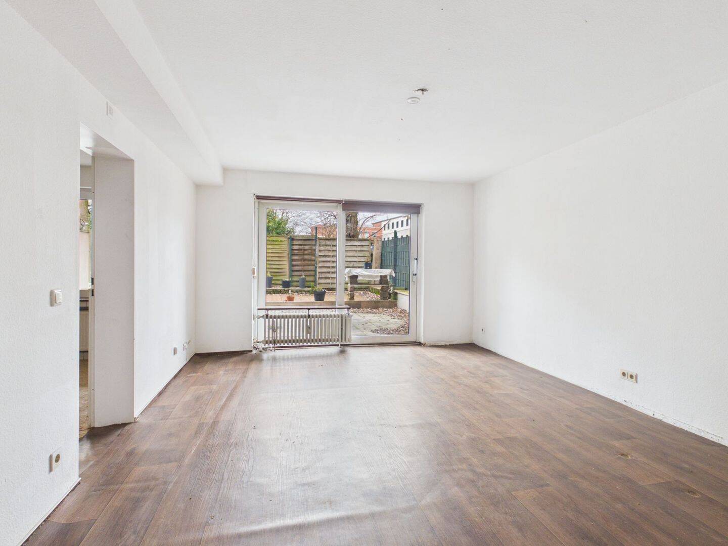 Raum für Ideen: Sanierungsbedürftige Souterrain-Wohnung in zentraler Lage, 46236 Bottrop (Stadtmitte)