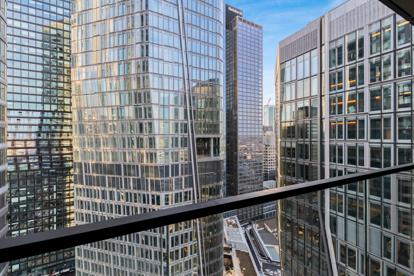Mitten in Mainhattan – 2-Zimmer Luxusapartment im FOUR, 60315 Frankfurt am Main (Innenstadt)