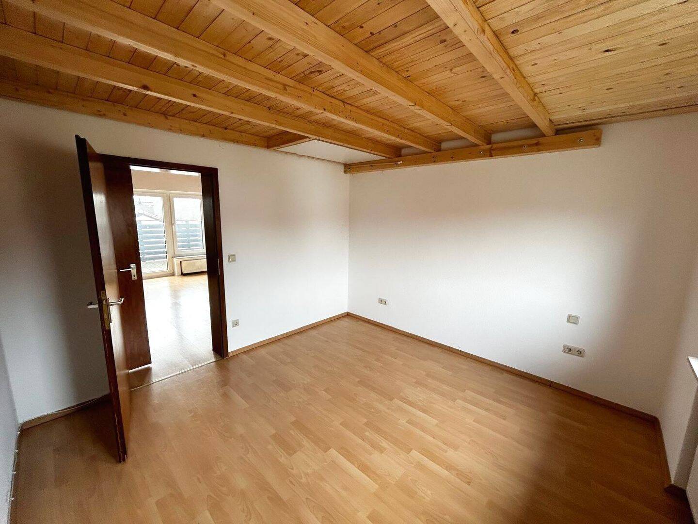 Charmante 2-Zimmer-Dachgeschosswohnung in ruhiger Lage – modernisiert mit sonnigem Balkon, 34225 Baunatal