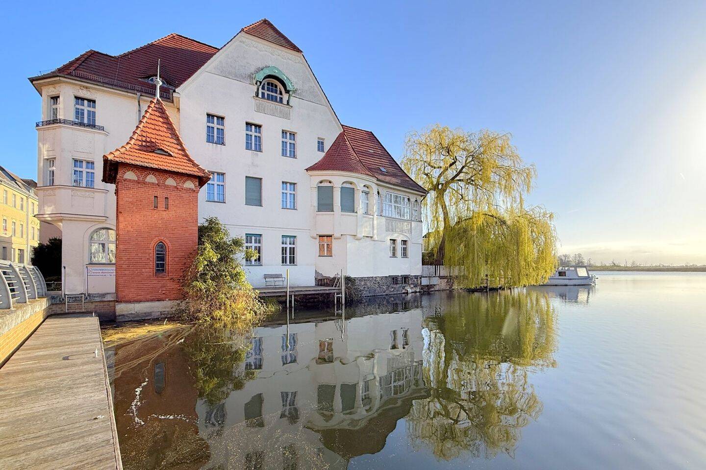 Wasserjuwel auf der Dominsel – Stilvolle Eigentumswohnung mit eigenem Steg, 14776 Brandenburg an der Havel