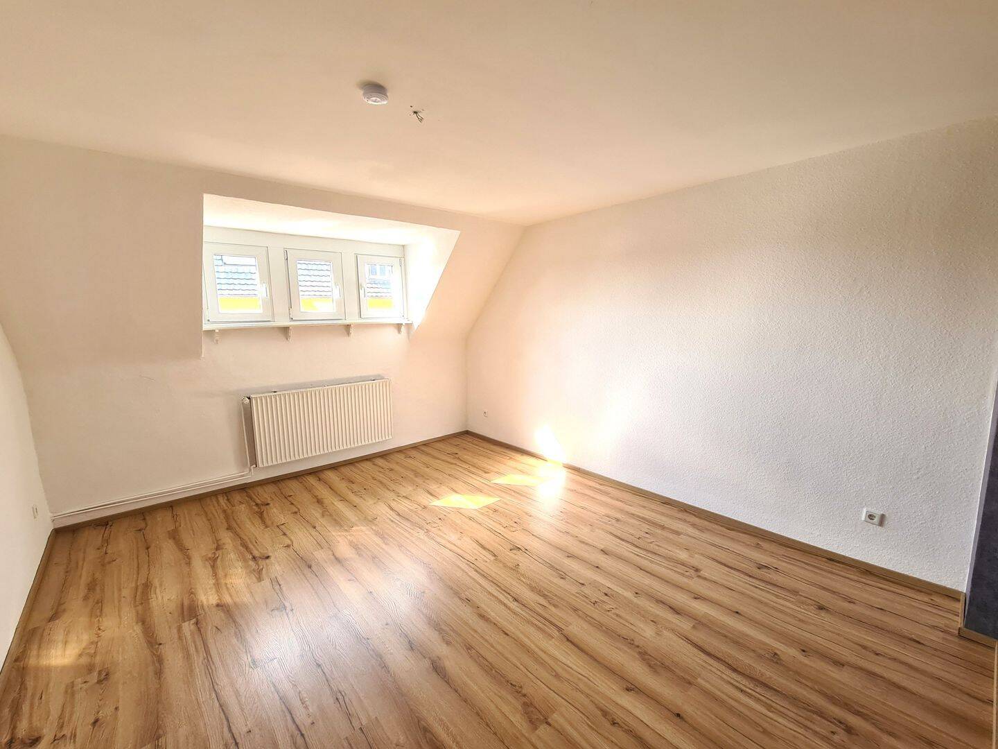 Provisionsfrei vom Eigentümer in der Innenstadt, eine sehr gepflegte 4-Zimmerwohnung im 2.OG eines 3-Familienhauses., 59229 Ahlen