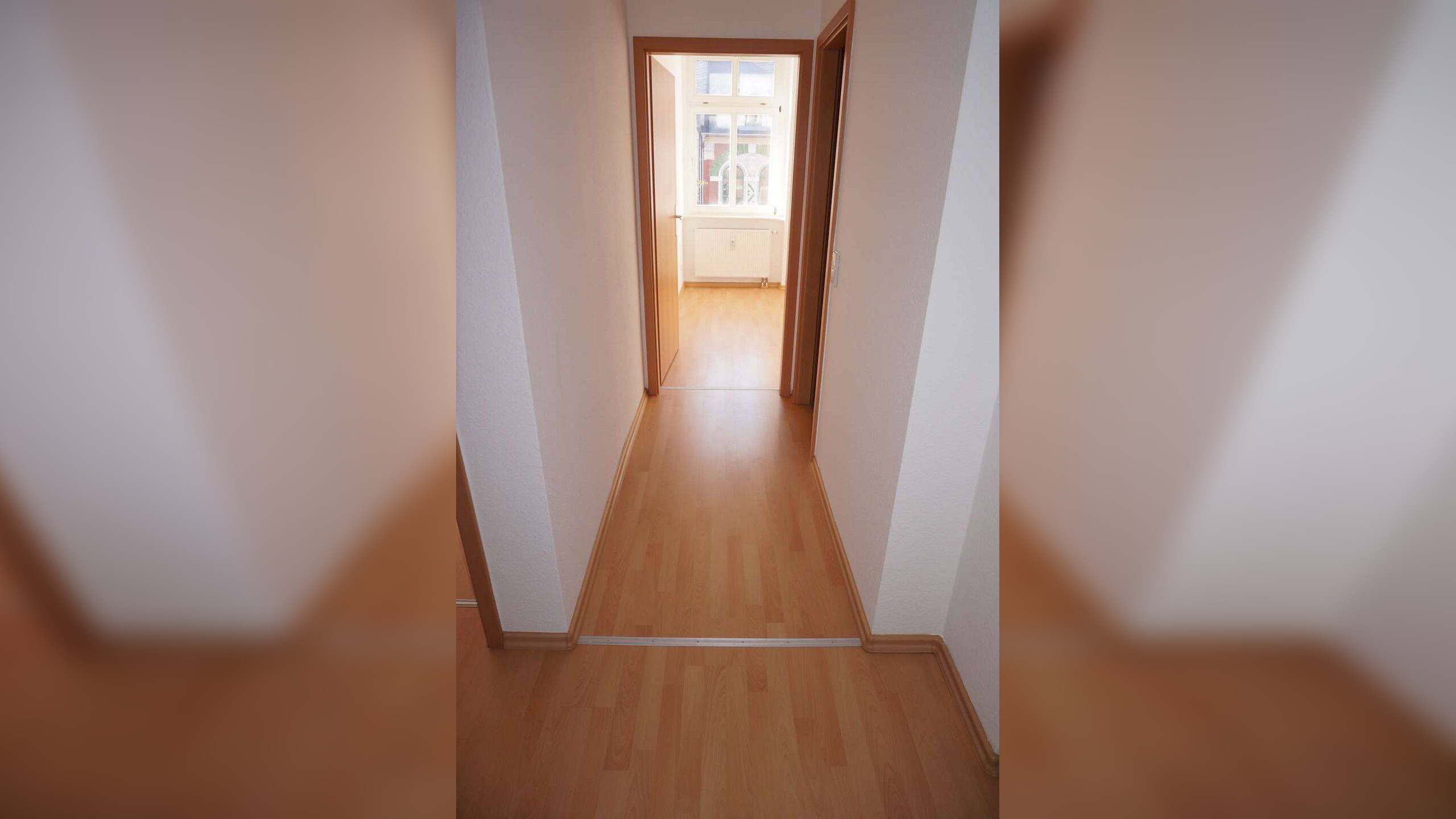 Frei ab 1.8.26 !!!! Laminat und großer Balkon – EBK inkl. – 3. OG