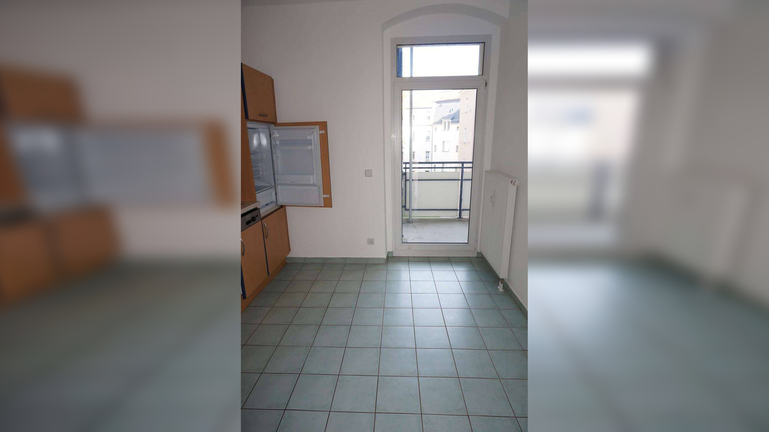 Frei ab 1.8.26  !!!!  Laminat und großer Balkon – EBK inkl. – 3. OG – Chemnitz – Vorschaubild 3
