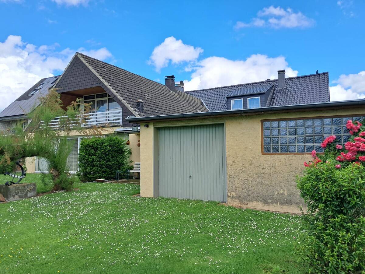 Wohnen wie im Park: Großzügiges 2-Familienhaus mit traumhaftem Garten in Bad Sassendorf-Ostinghausen, 59505 Bad Sassendorf