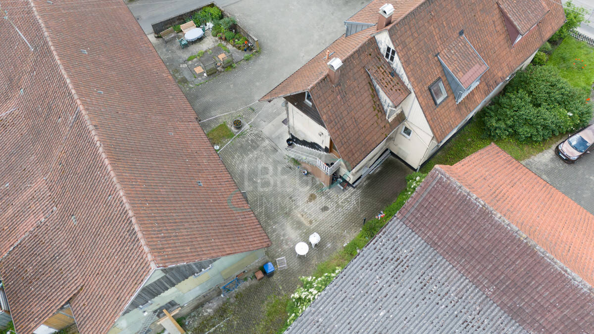 Mehrfamilienhaus mit großer Scheune in zentraler Lage, 74538 Rosengarten