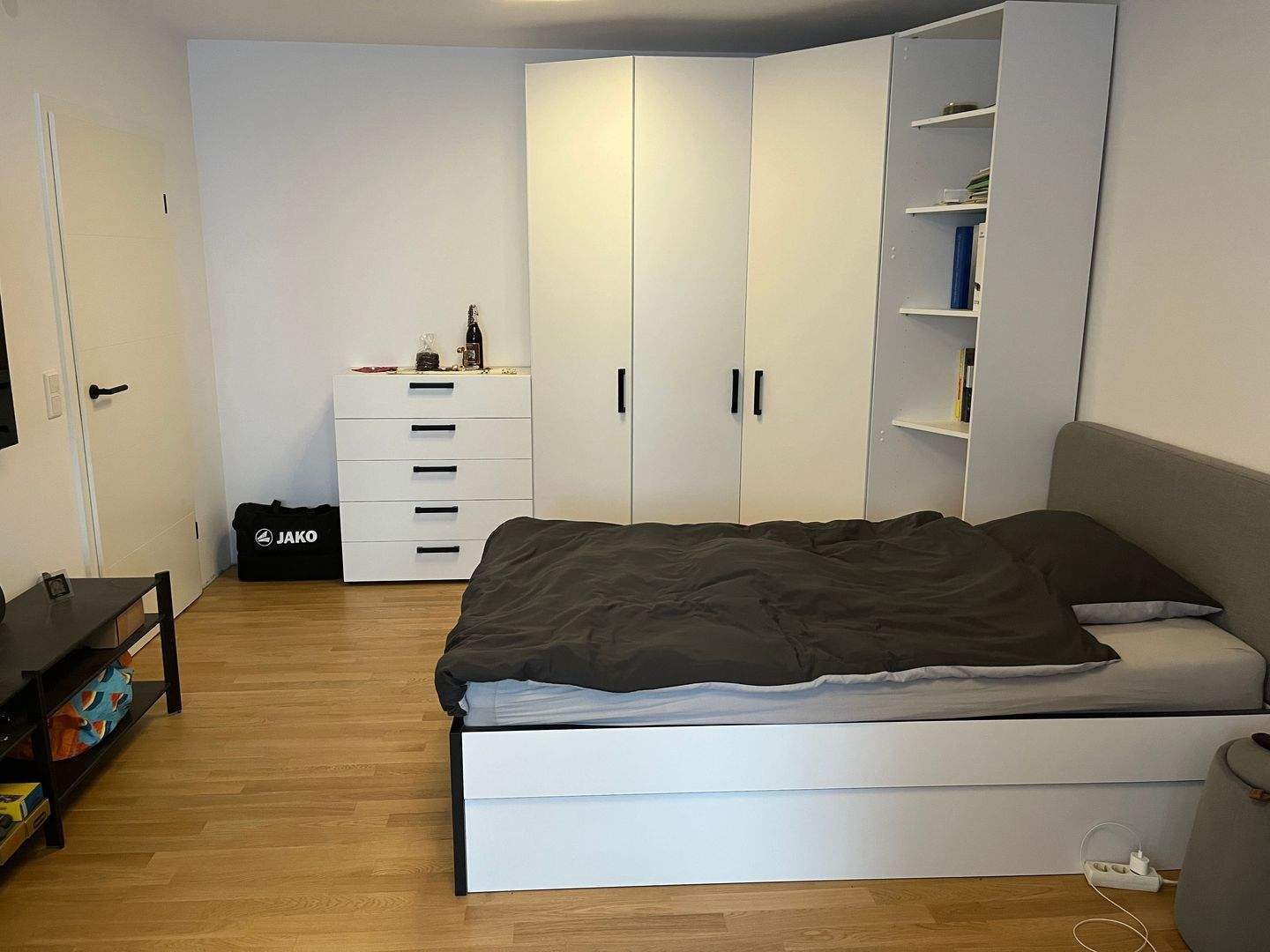 Zerzabelshof – Sehr hübsche, renovierte 1,5 ZW mit Terrasse, Einbauküche und Tiefgaragen-Duplexparker