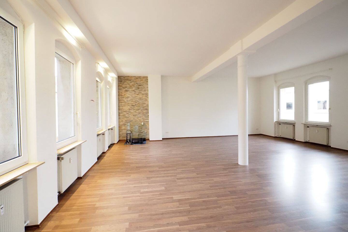 Großzügige, ausgefallene und loftartige 4-Zimmer mit Einbauküche und Balkon in zentrumsnaher Lage in 90429 Nürnberg, 90429 Nürnberg