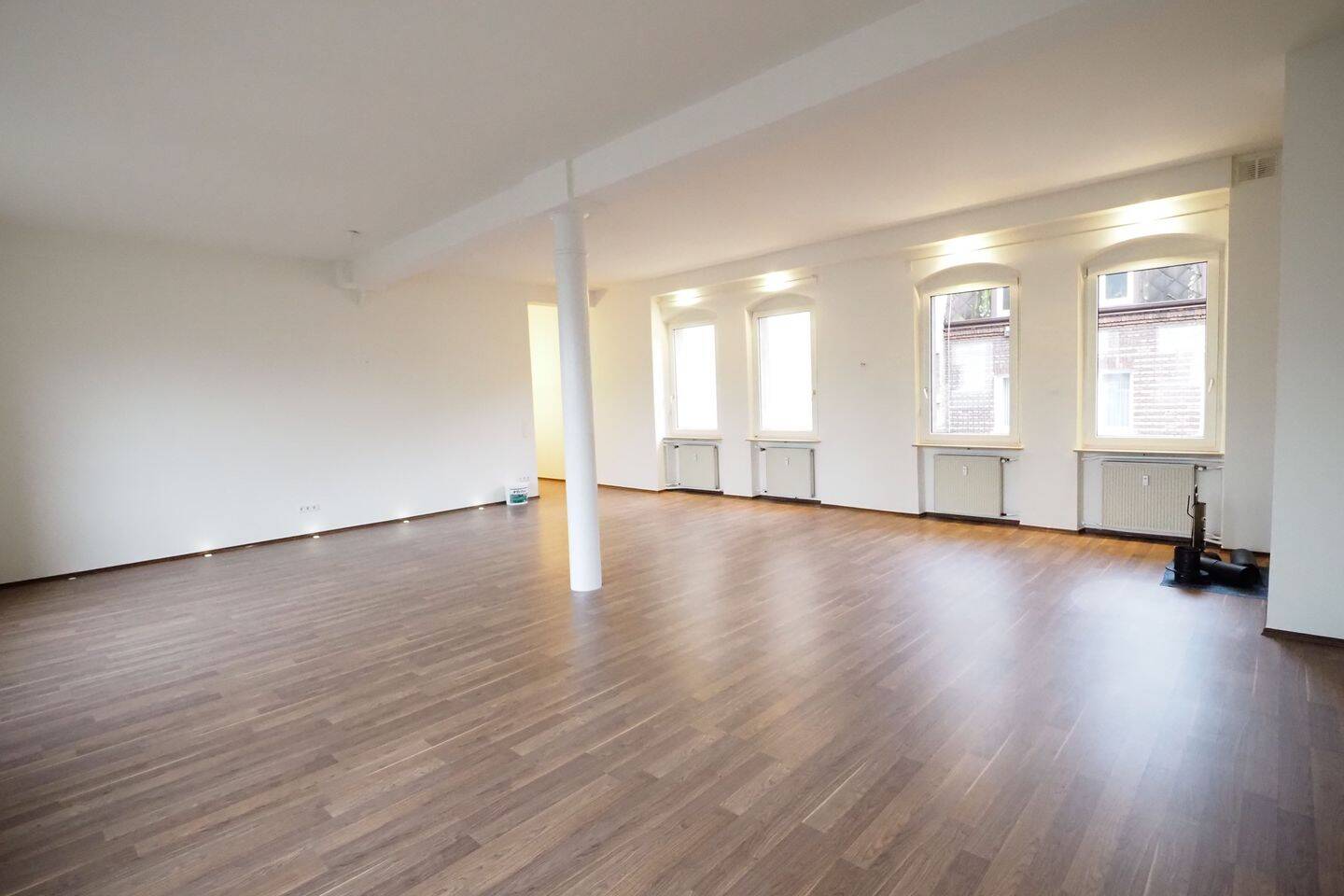 Großzügige, ausgefallene und loftartige 4-Zimmer mit Einbauküche und Balkon in zentrumsnaher Lage in 90429 Nürnberg – Nürnberg – Vorschaubild 3
