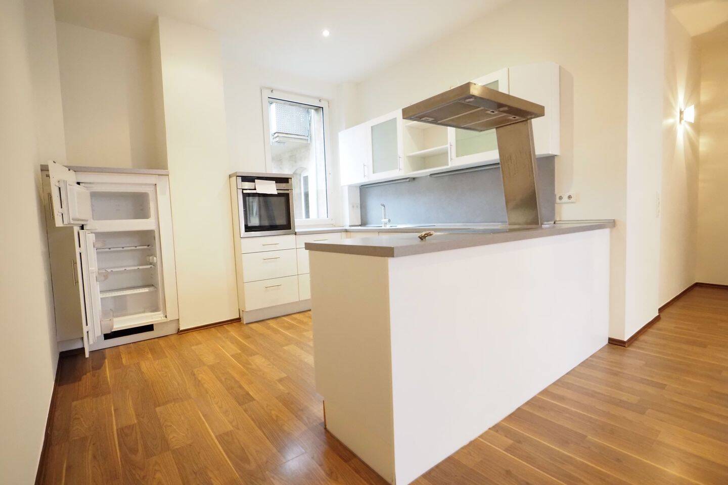 Großzügige, ausgefallene und loftartige 4-Zimmer mit Einbauküche und Balkon in zentrumsnaher Lage in 90429 Nürnberg – Nürnberg – Vorschaubild 5