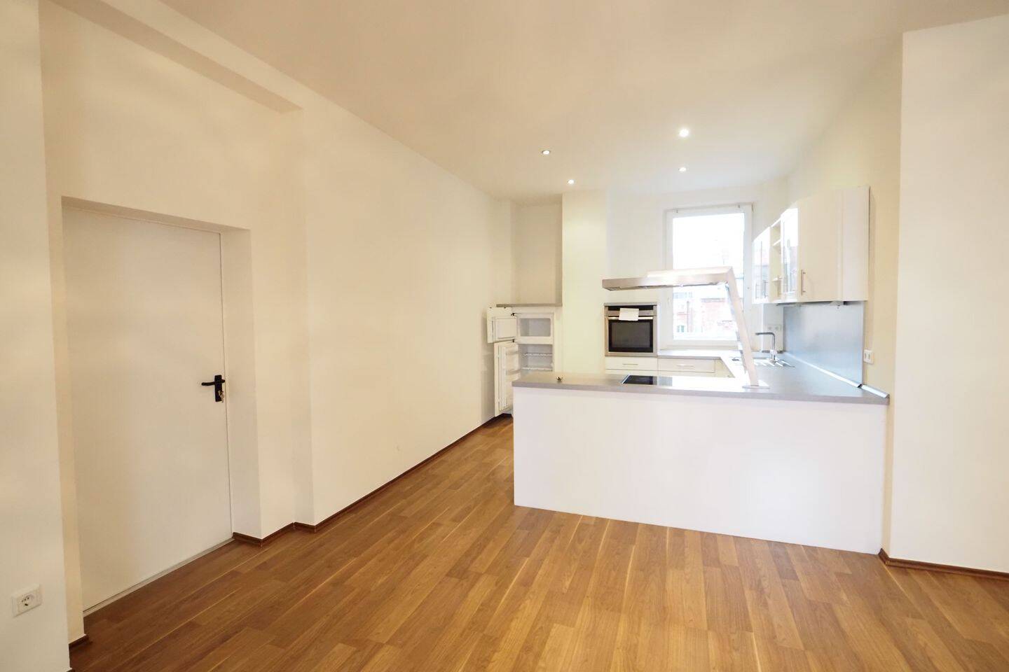 Großzügige, ausgefallene und loftartige 4-Zimmer mit Einbauküche und Balkon in zentrumsnaher Lage in 90429 Nürnberg – Nürnberg – Vorschaubild 6