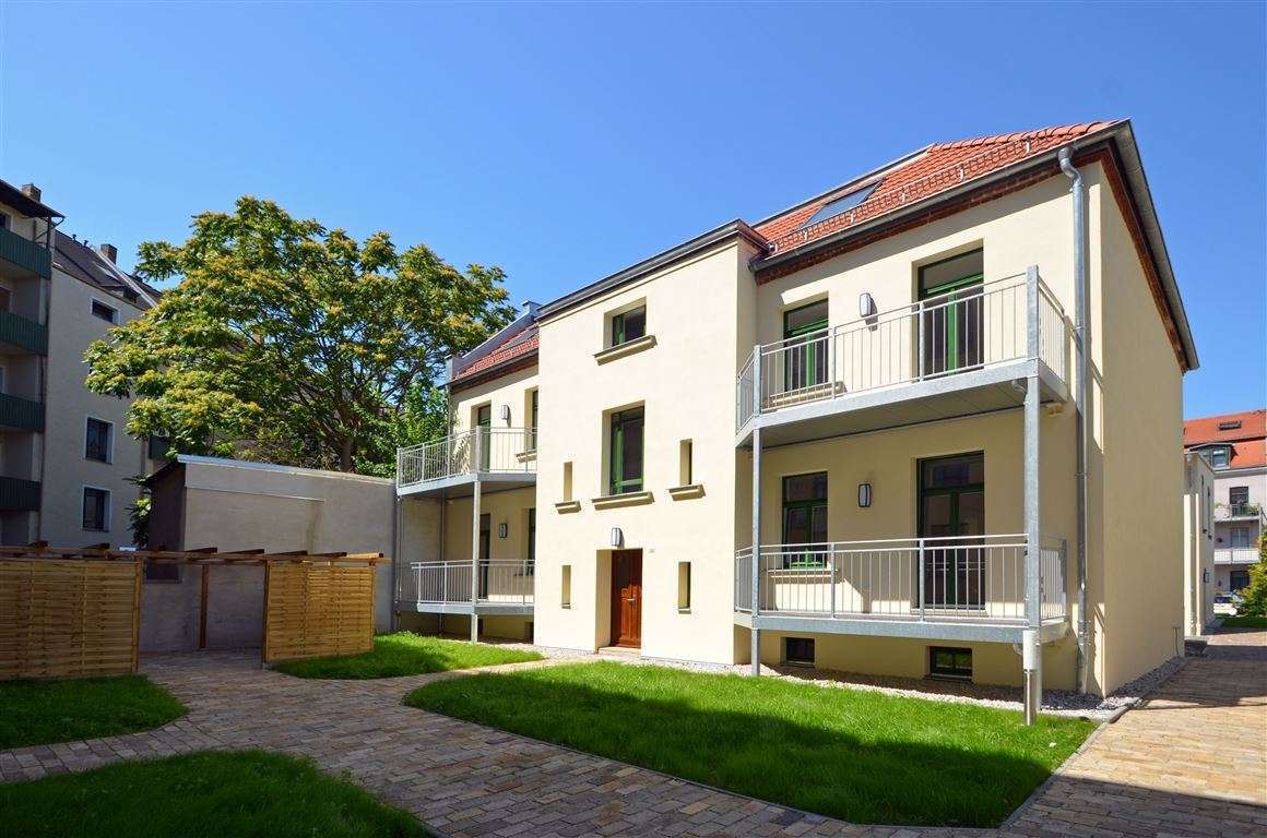 *** TRAUMHAFTE WOHNUNG IM HINTERHAUS – PARKETT – BALKON ***