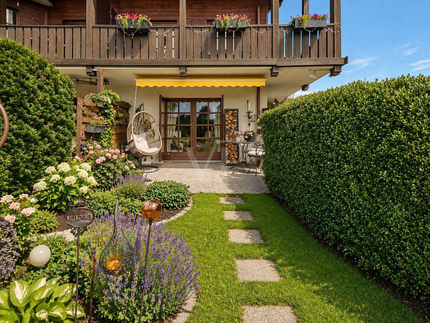 Großzügige 2-ZW auf zwei Ebenen + Terrasse, Garten + Gartenhäuschen inkl. 1 TG- + 1 Außenstellplatz, 83229 Aschau i. Chiemgau (Aschau)