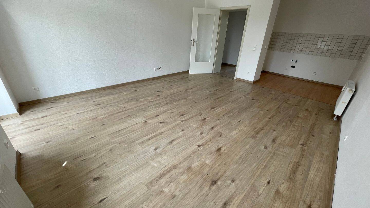 TOP Whg. im 1. OG / Bad mit Fenster / Laminat / Balkon