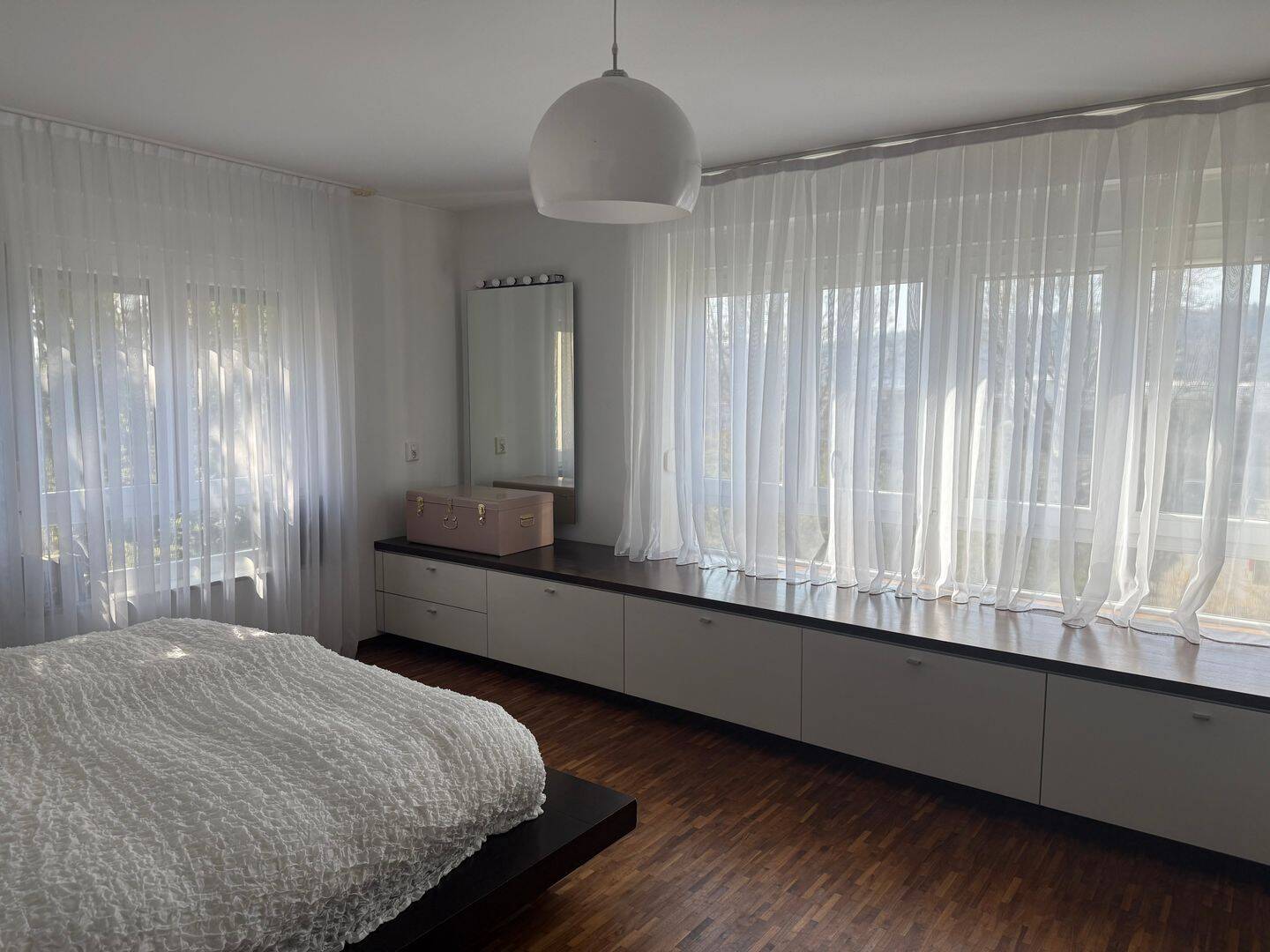 * Untertürkheim: Sehr schöne, großzügige 4,5-Zi.-Wohnung direkt an den Weinbergen * EBK * TL-Bad *