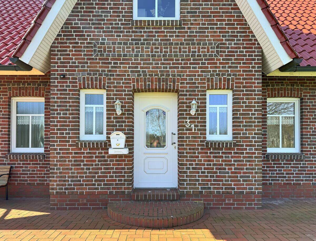 Urlaubsfeeling inklusive: Wohnhaus mit Einbauküche, Garten & Garage am Großsander Badesee, 26670 Uplengen