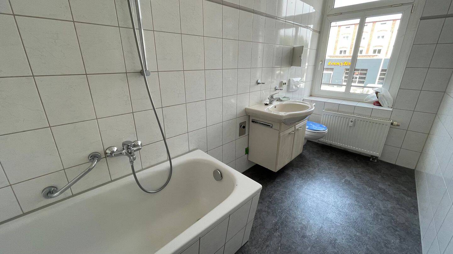 TOP Whg. im 1. OG / Bad mit Fenster / Laminat / Balkon – Chemnitz – Vorschaubild 3