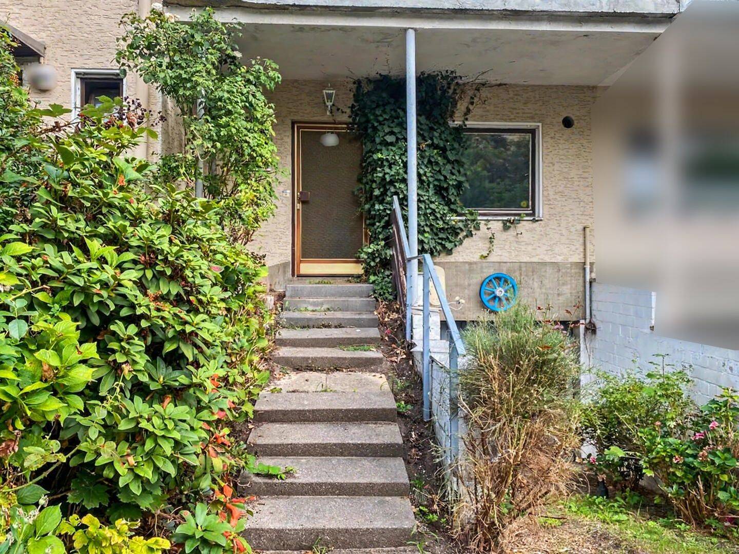 Stark sanierungsbedürftiges Reihenmittelhaus mit 3,5 Zimmern und großem Garten in Berlin- Zehlendorf